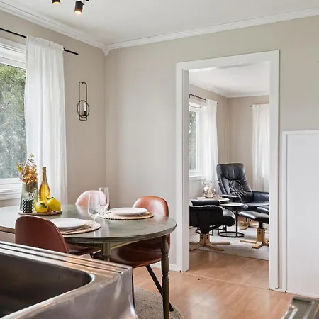בית נופש Live Like A Local In Leknes, Sleeps 6, Free Parking *