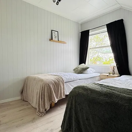 Live Like A Local In Leknes, Sleeps 6, Free Parking בית נופש