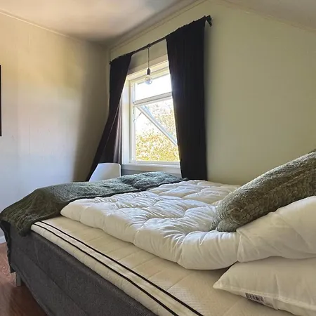 בית נופש Live Like A Local In Leknes, Sleeps 6, Free Parking לקנס